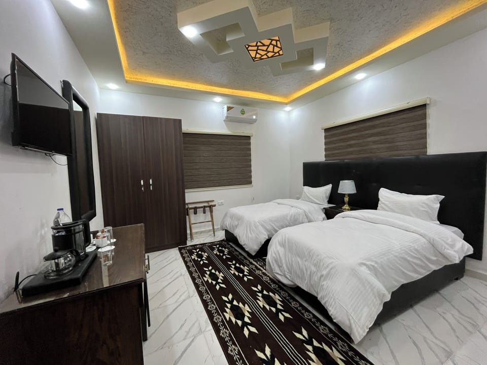 Deluxe Twin Room | Minibar, in-room safe, laptop workspace, blackout drapes