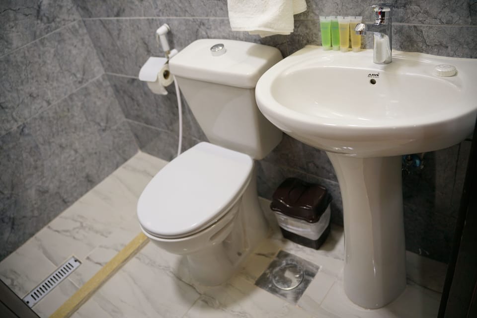 Combined shower/tub, rainfall showerhead, hair dryer, slippers