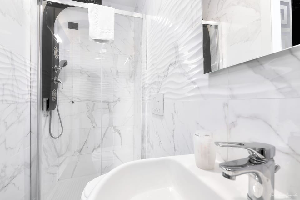 Deep soaking tub, hair dryer, towels