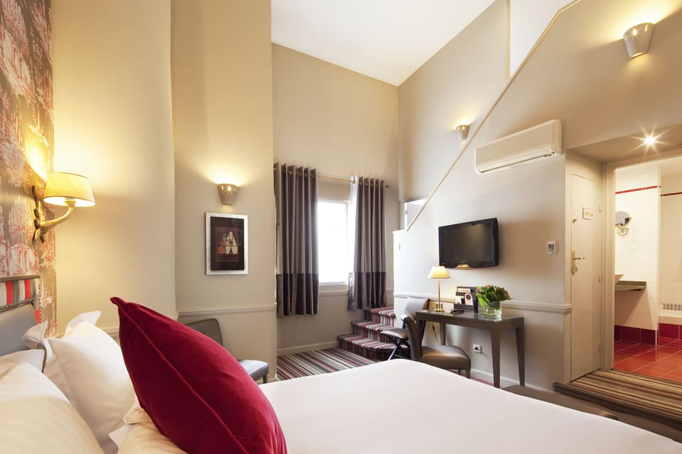 Duplex for 5 people, stairway access | Premium bedding, minibar, in-room safe, desk