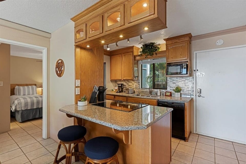Condo, 3 Bedrooms | Private kitchen | Fridge, oven, stovetop, coffee/tea maker