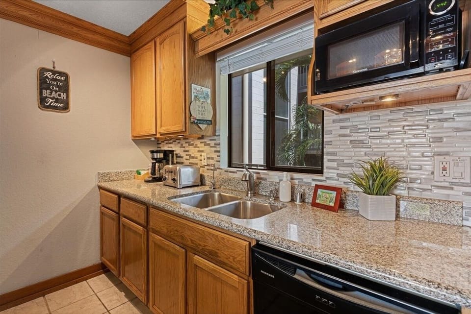 Condo, 3 Bedrooms | Private kitchen | Fridge, oven, stovetop, coffee/tea maker