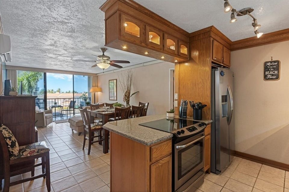 Condo, 3 Bedrooms | Private kitchen | Fridge, oven, stovetop, coffee/tea maker