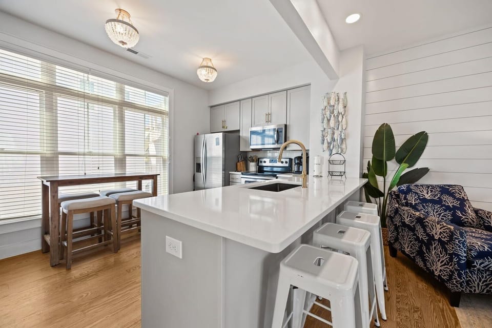 Condo, 3 Bedrooms | Private kitchen | Fridge, oven, coffee/tea maker, toaster