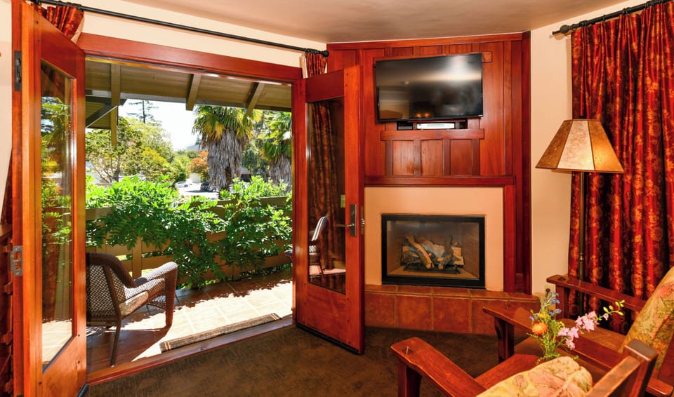 04 Superior king spa fireplace | Living area
