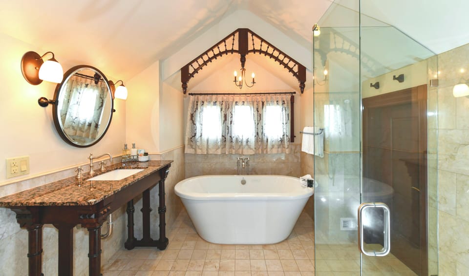 12 Finch Guest House Deluxe King Suite | Bathroom | Free toiletries, hair dryer, bathrobes, towels