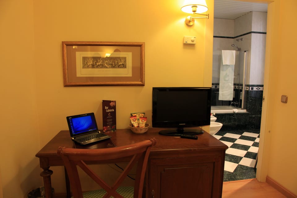Standard Room, 2 Twin Beds | Premium bedding, minibar, in-room safe, desk