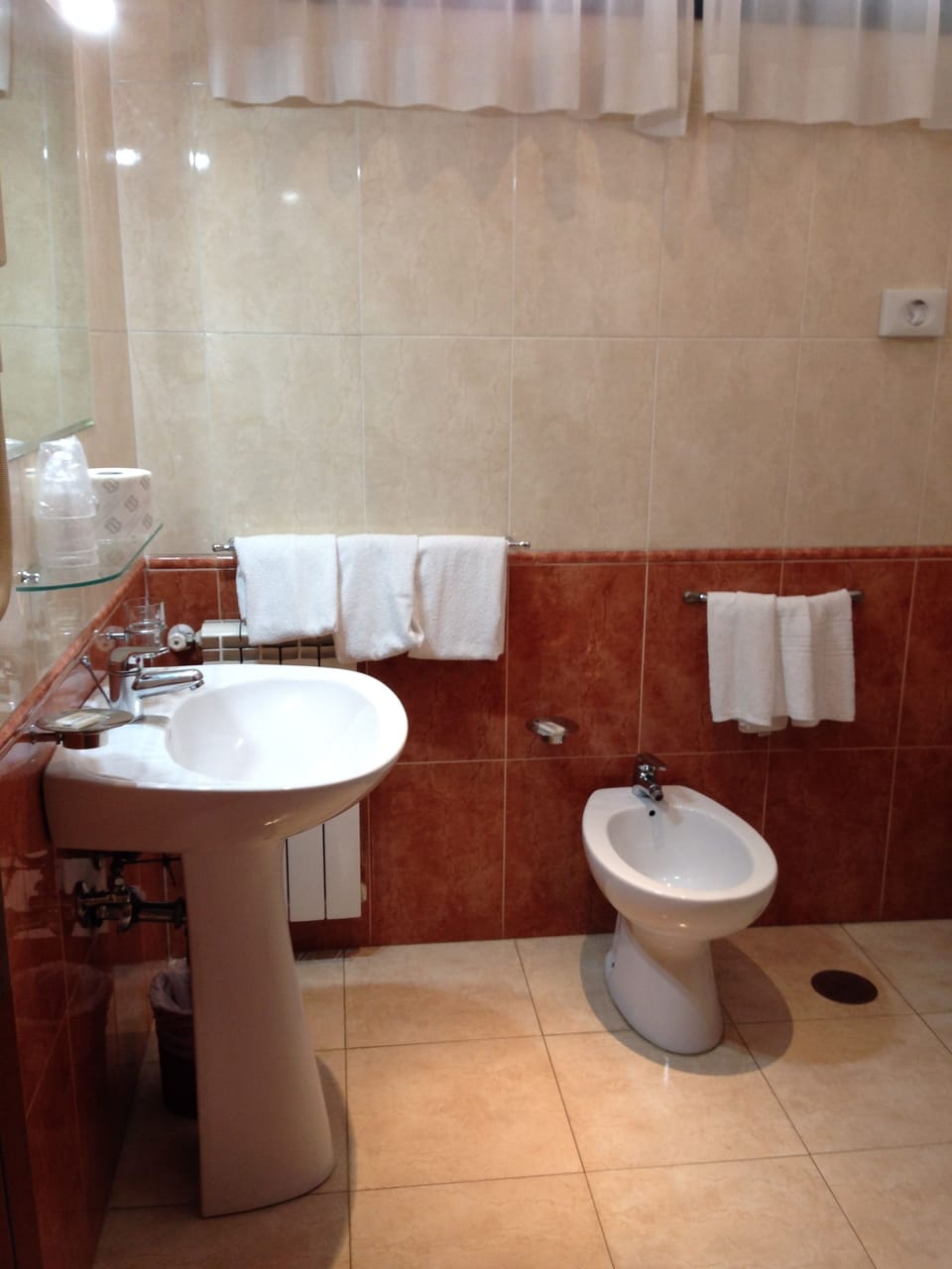 Triple Room | Bathroom | Shower, free toiletries, hair dryer, bidet
