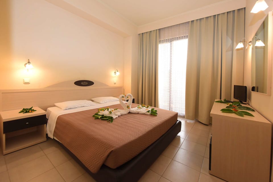 Junior Suite | In-room safe, desk, soundproofing, free WiFi