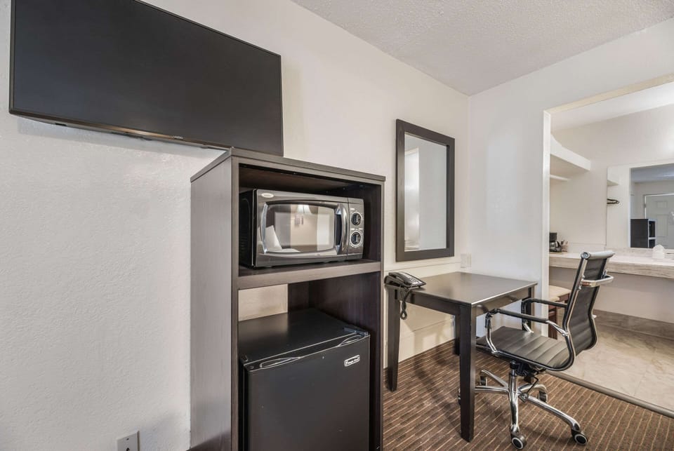 Desk, blackout drapes, free WiFi, bed sheets