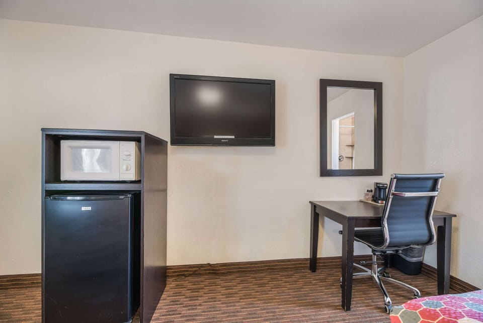 Desk, blackout drapes, free WiFi, bed sheets