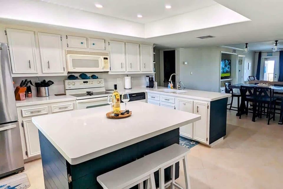 Condo, Multiple Beds, Balcony, Ocean View (Saida Tower 506) | Private kitchen | Fridge, microwave, oven, stovetop