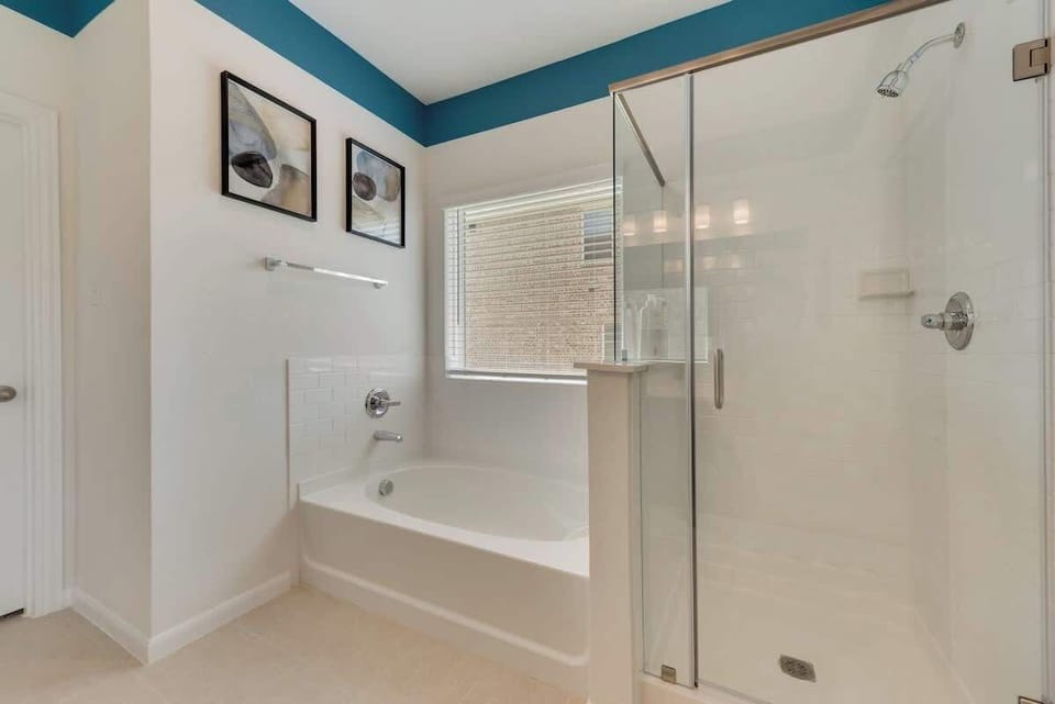 Full Bathroom Bath tub and Shower Body Soap Shampoo  Hot water Cleaning products Heating Double vanity sinks