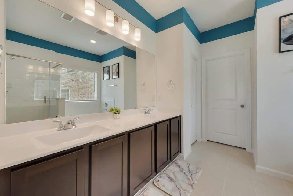 Full Bathroom Bath tub and Shower Body Soap Shampoo  Hot water Cleaning products Heating Double vanity sinks