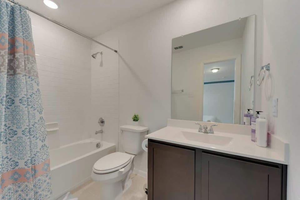 Full Bathroom Bath tub and Shower Body Soap Shampoo  Hot water Cleaning products Heating Double vanity sinks