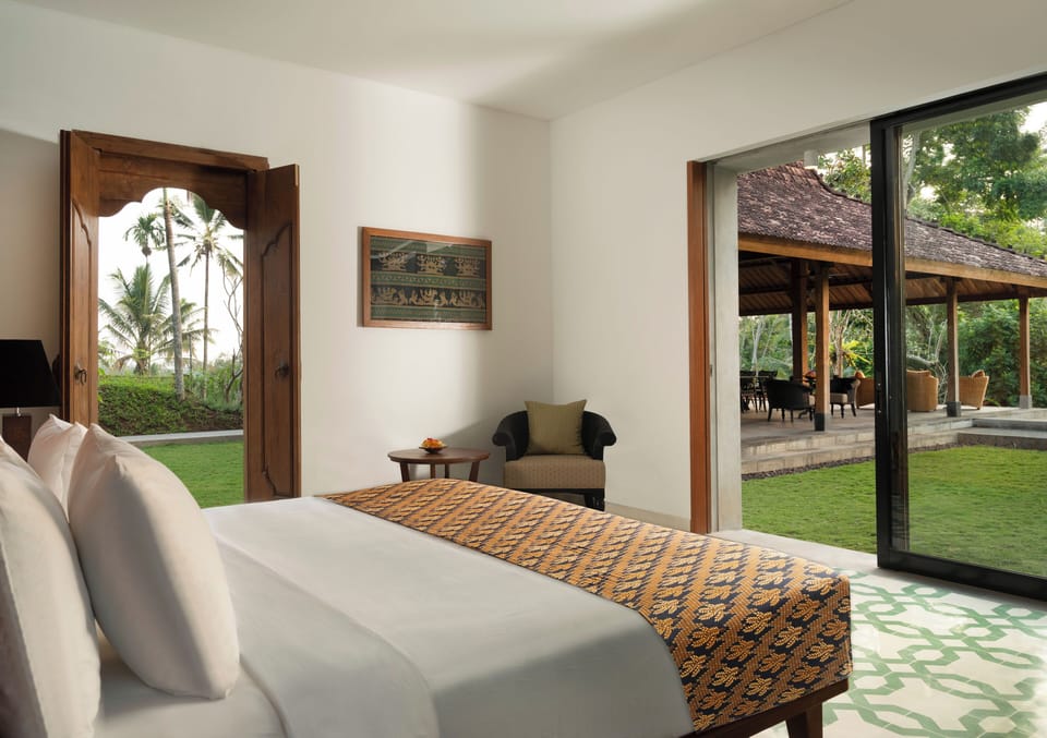 Second bedroom with double bed king size. garden and pool view 