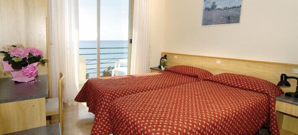 Double Room | In-room safe, rollaway beds, free WiFi