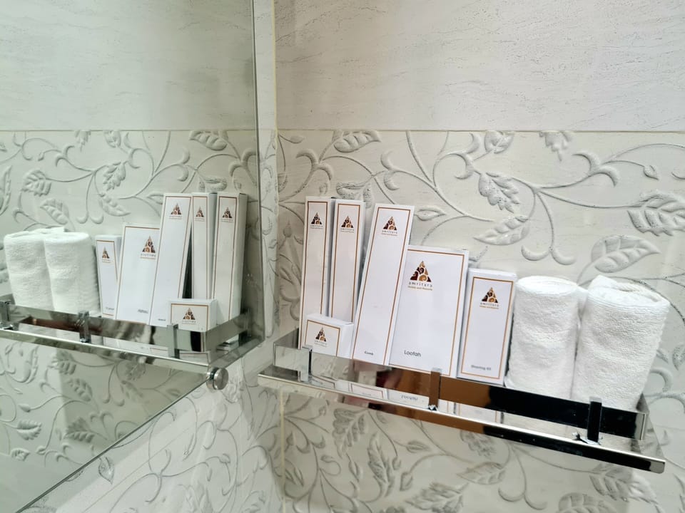 Shower, rainfall showerhead, free toiletries, hair dryer