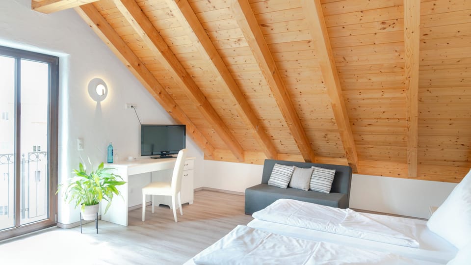Double or Twin Room | In-room safe, desk, laptop workspace, blackout drapes