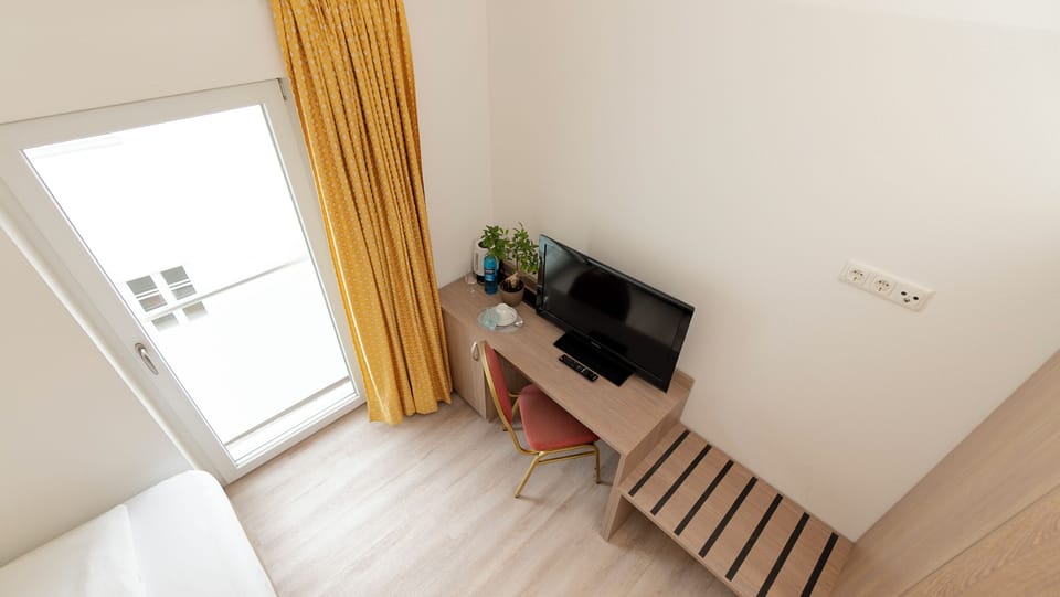 Single Room | In-room safe, desk, laptop workspace, blackout drapes