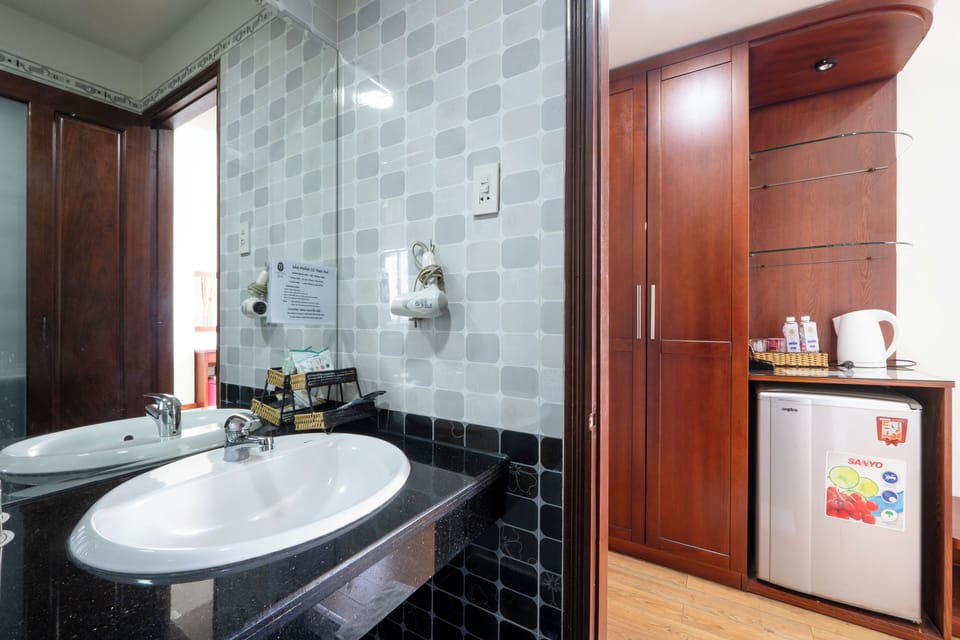 Superior Double Room, City View | Bathroom | Shower, eco-friendly toiletries, hair dryer, slippers