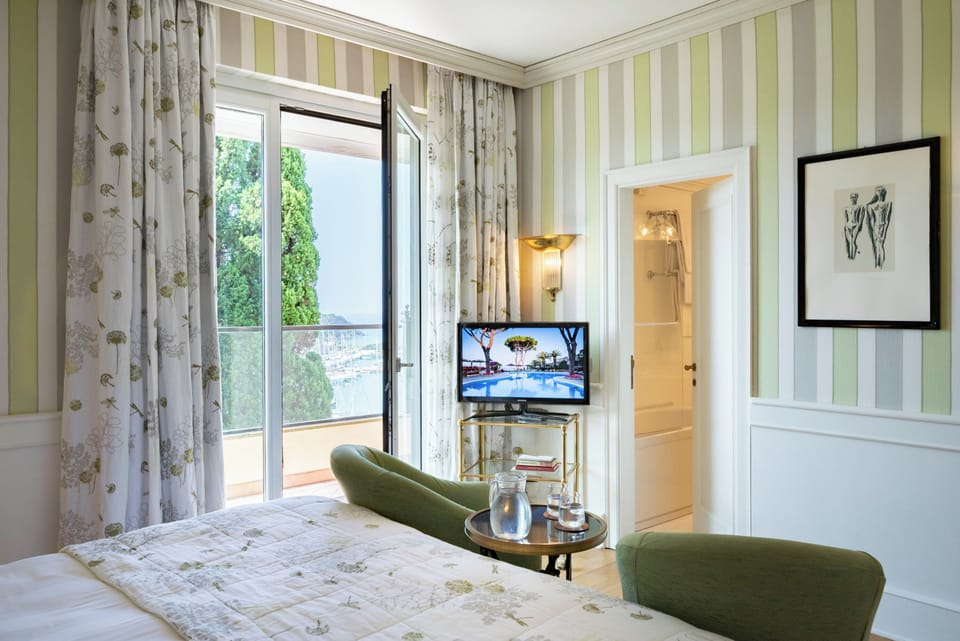 Suite, Sea View | Frette Italian sheets, premium bedding, free minibar, in-room safe