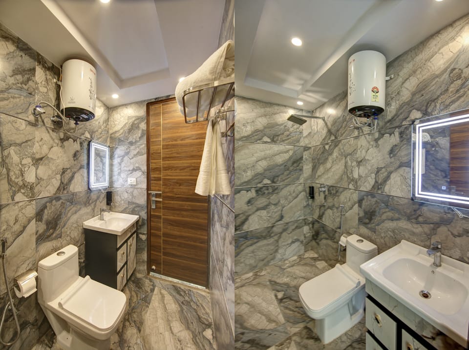 Superior Double Room | Bathroom | Shower, towels, toilet paper
