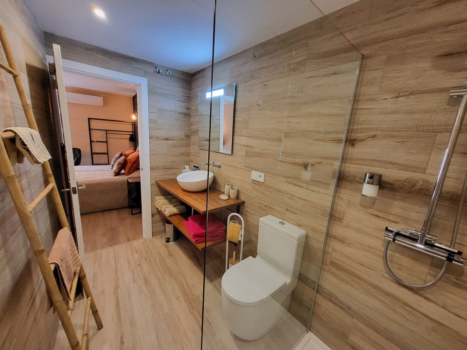 Comfort Room, Garden View | Bathroom | Rainfall showerhead, free toiletries, hair dryer, towels