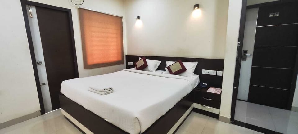 Deluxe Double Room | Desk, soundproofing, iron/ironing board, free WiFi