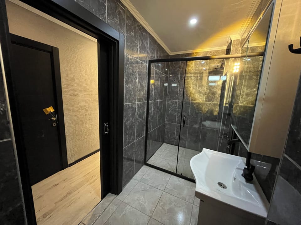 Deluxe Triple Room | Bathroom | Hair dryer, slippers, bidet