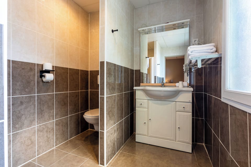 Desk, soundproofing, free WiFi