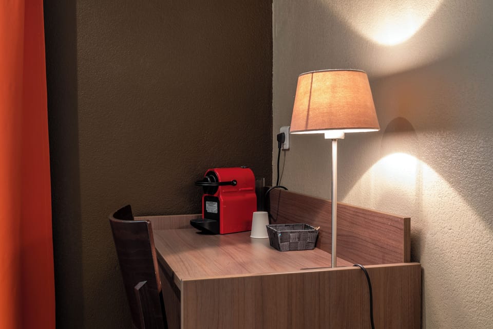 Desk, soundproofing, free WiFi