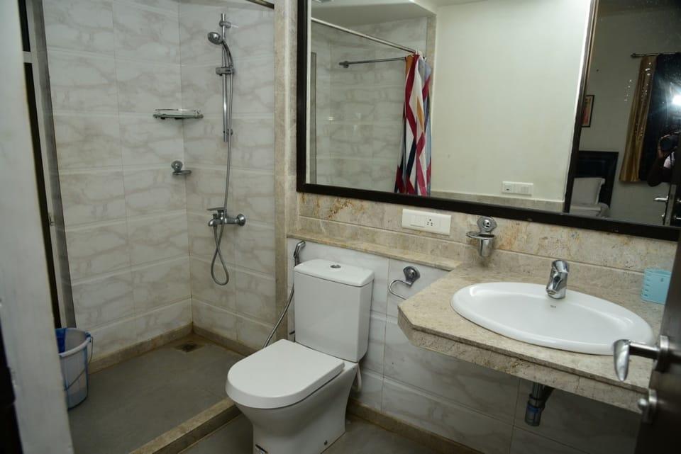 Standard Double Room | Bathroom | Shower, towels, soap, shampoo