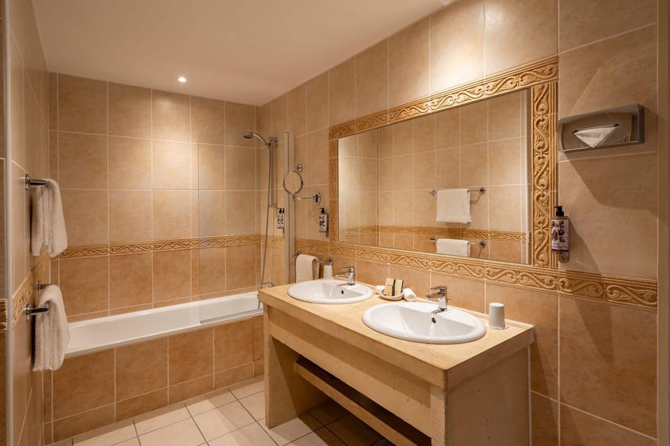 Superior Room, 1 King Bed, Non Smoking (Canopy Bed) | Bathroom | Free toiletries, hair dryer, bathrobes, slippers