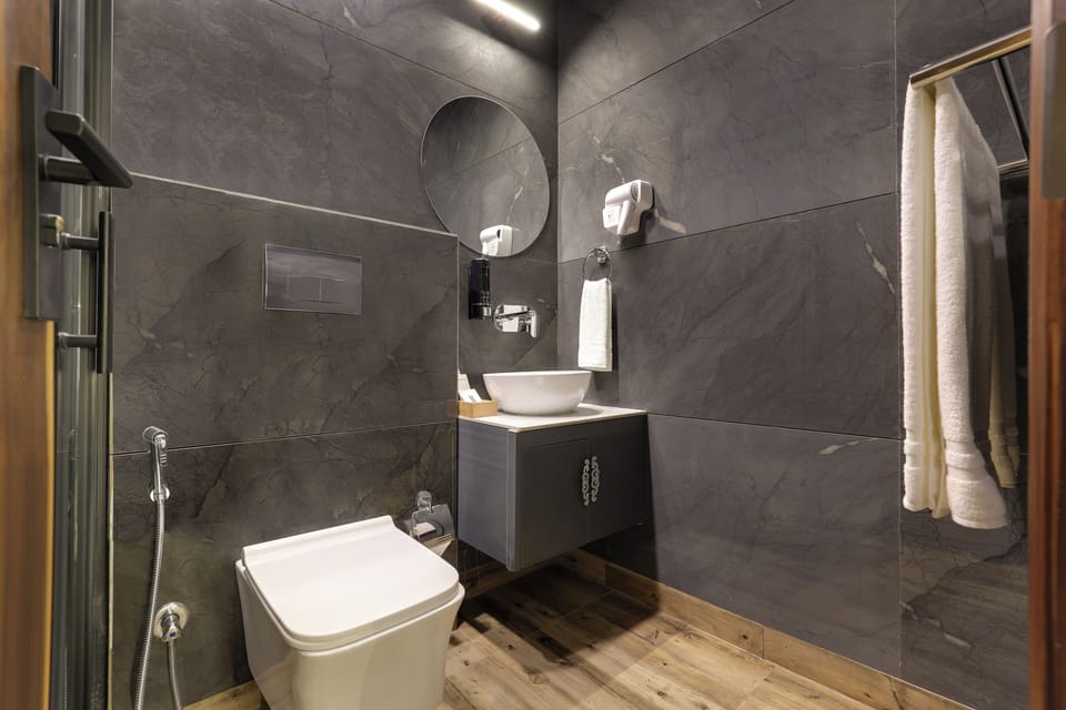 Separate tub and shower, hydromassage showerhead, free toiletries