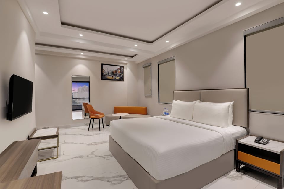 Suite, 1 King Bed, Balcony, City View | Egyptian cotton sheets, premium bedding, memory foam beds, in-room safe