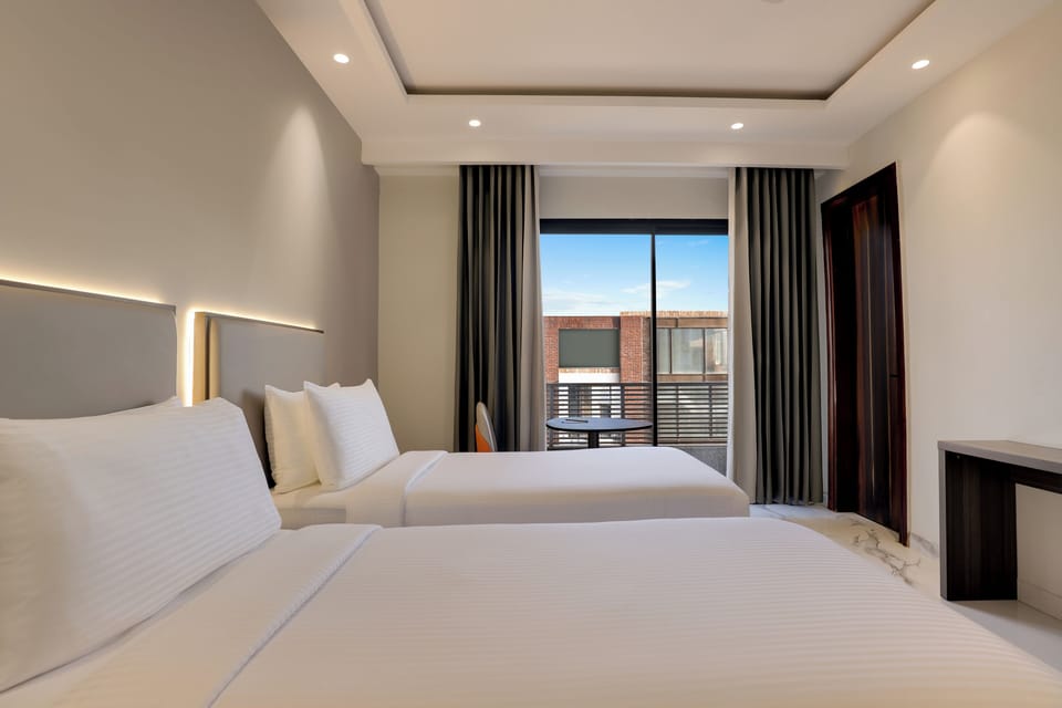Executive Twin Room, Balcony | Egyptian cotton sheets, premium bedding, memory foam beds, in-room safe