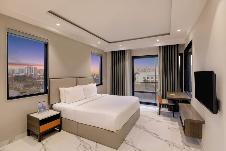 Deluxe Room, 1 King Bed, Balcony, City View | Egyptian cotton sheets, premium bedding, memory foam beds, in-room safe