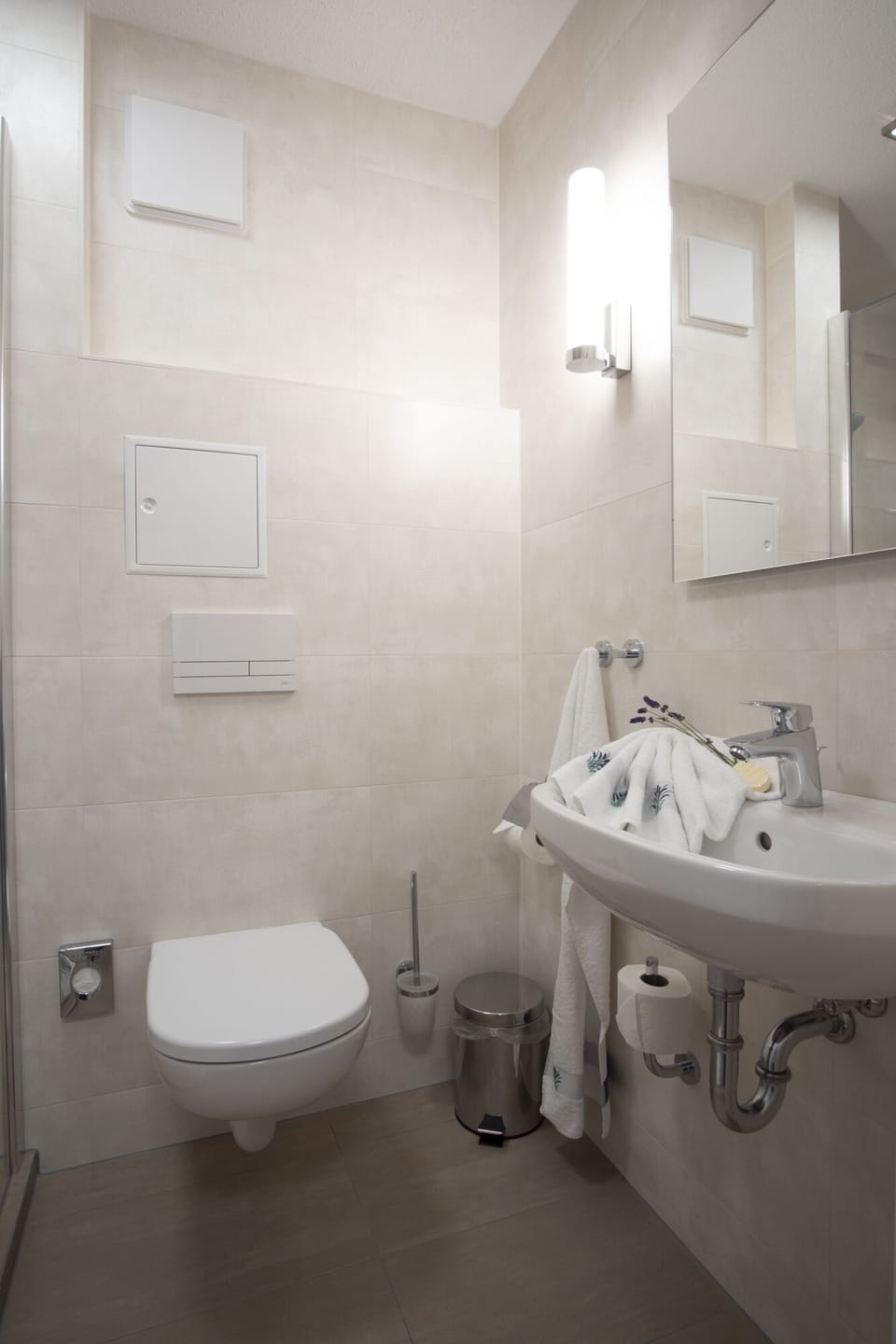 Deluxe Double Room, Private Bathroom | Bathroom | Shower, rainfall showerhead, free toiletries, hair dryer