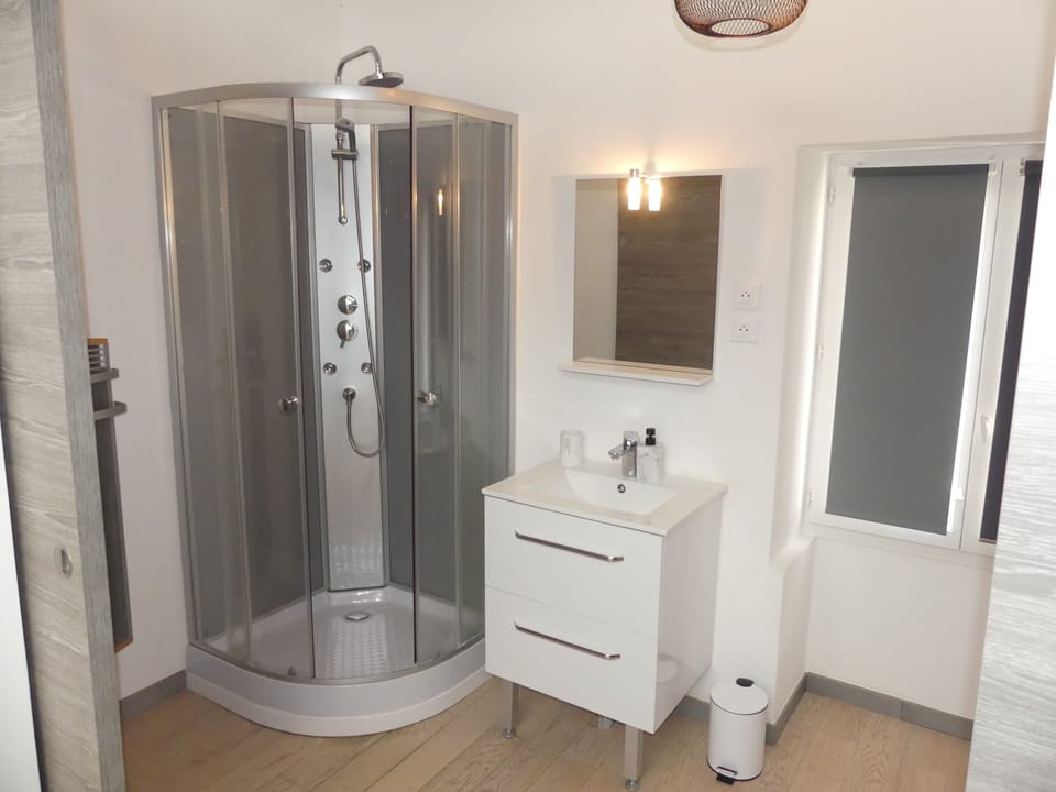 Comfort Quadruple Room, Garden View | Bathroom | Towels