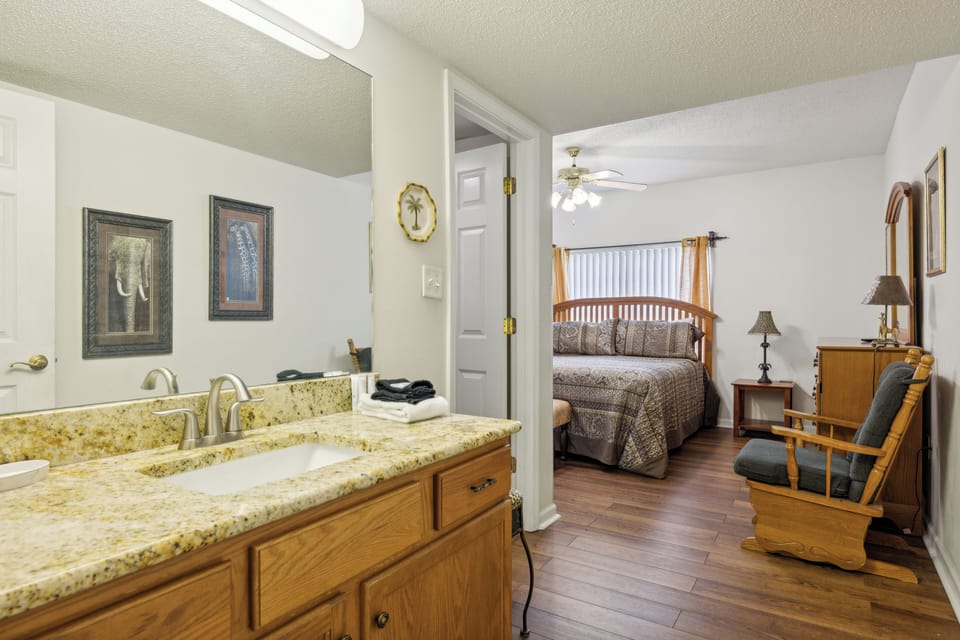 Bedroom with King Bed, Private Bathroom, Cable TV and Wifi
