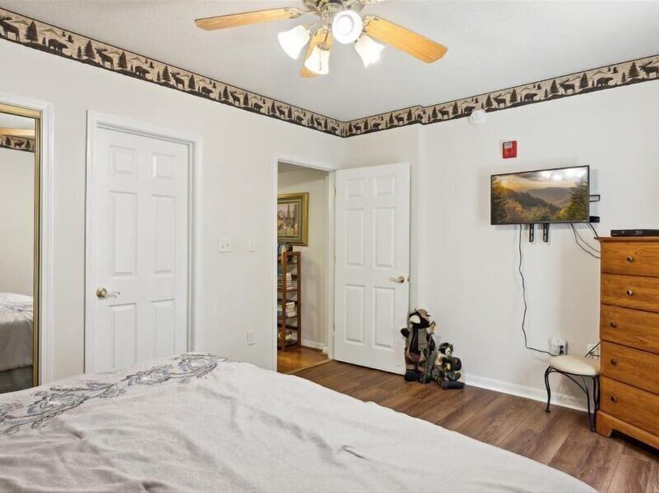 King Bedroom with Cable TV and WIfi