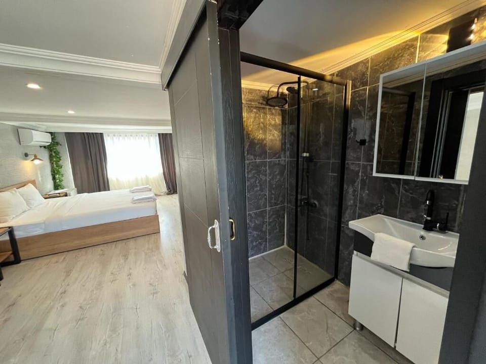 Design Double Room | Premium bedding, minibar, laptop workspace, iron/ironing board