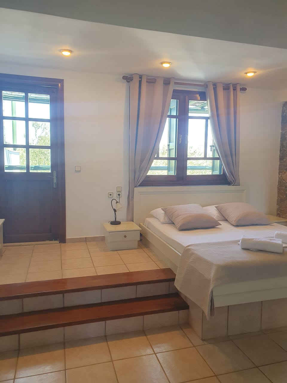 Premium bedding, memory foam beds, in-room safe, soundproofing