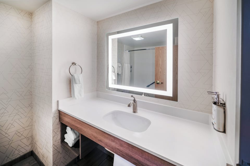 Standard Room, 2 Queen Beds | Room amenity