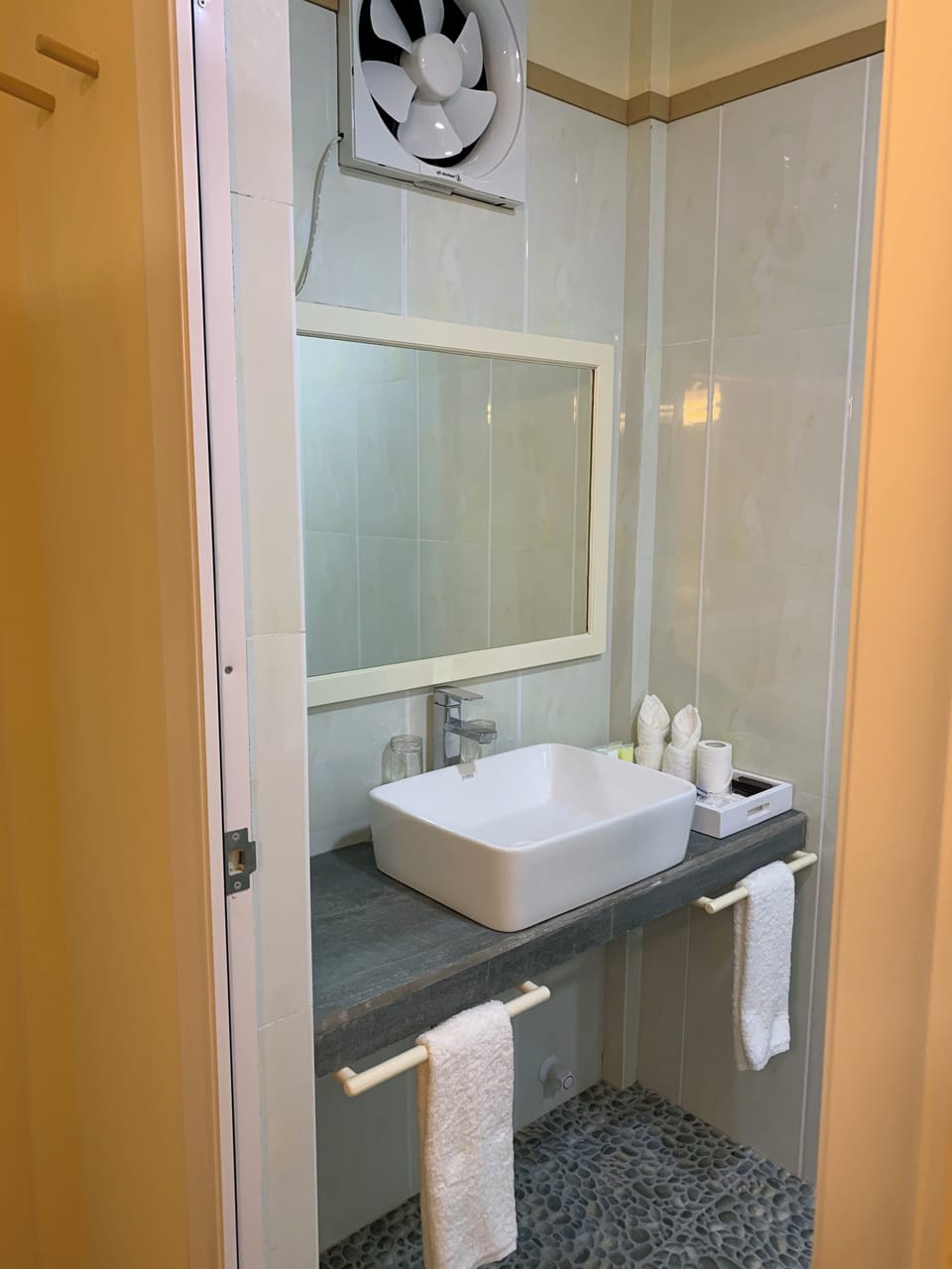 Deluxe Twin Room | Bathroom | Shower, rainfall showerhead, free toiletries, hair dryer