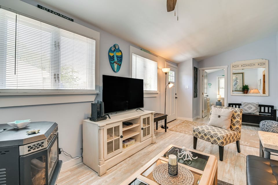 Living Room | Smart TV | Full Futon