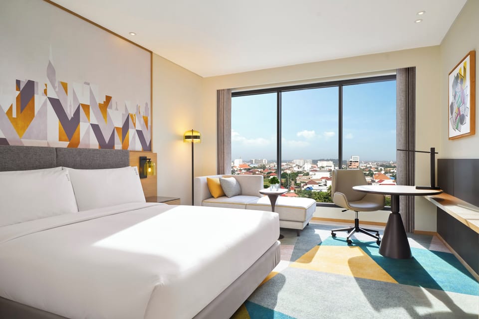 Premium Room, 1 King Bed | Premium bedding, minibar, in-room safe, desk