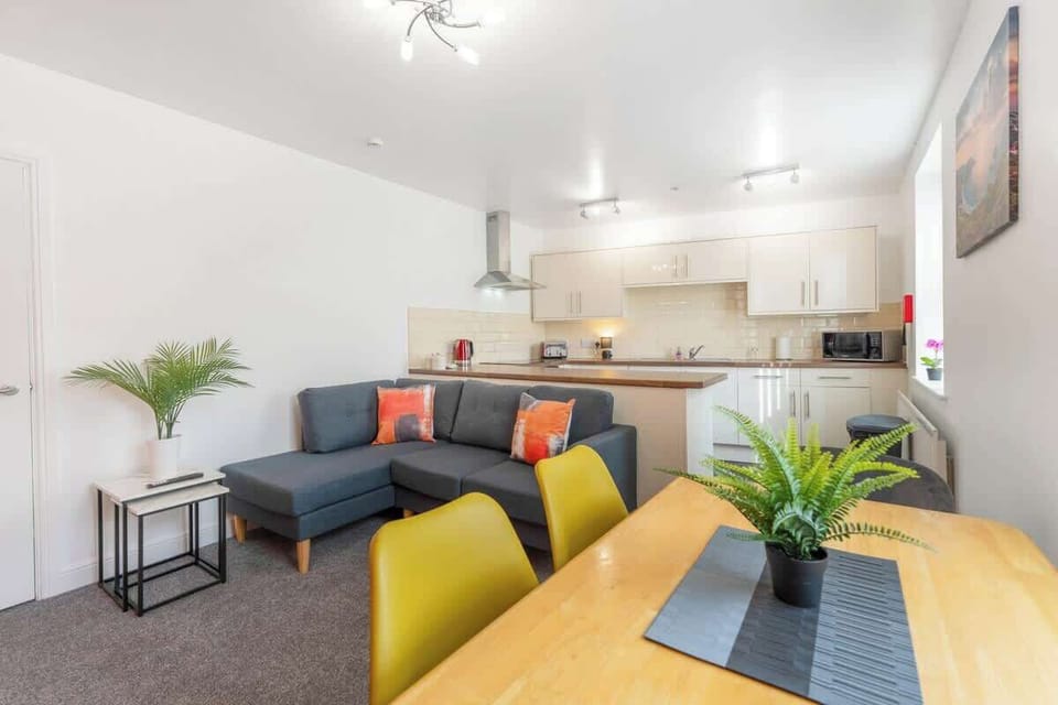 An open-plan living room, dining area and kitchen benefit from a SMART TV with Netflix, a 4-seater dining table and a comfortable sofa to sit down and relax. 