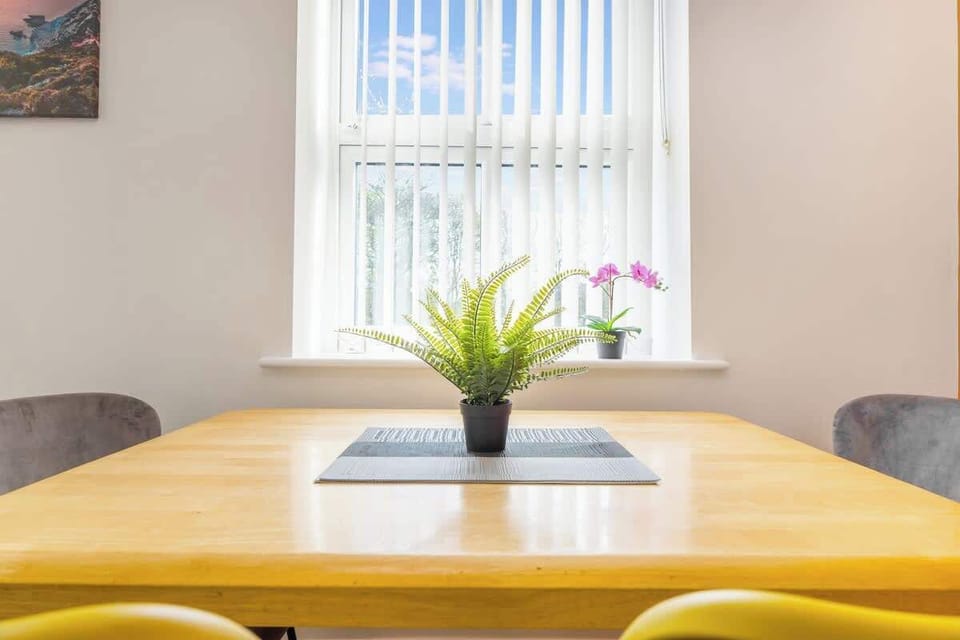 An open-plan living room, dining area and kitchen benefit from a SMART TV with Netflix, a 4-seater dining table and a comfortable sofa to sit down and relax. 